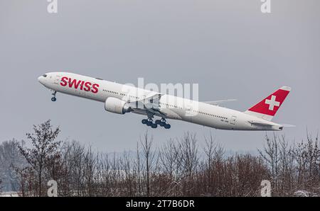 Swiss International Airlines eine Boeing 777-3DEER von Swiss International Airlines startete von Startbahn 28 des in winterlicher Landschaft liegenden Flughafen Zürich. Registrierung HB-JNE. Zürich, Schweiz, 18.12.2022 *** Swiss International Airlines Eine Boeing 777 3DEER der Swiss International Airlines startet von der Start- und Landebahn 28 des Flughafens Zürich Registrierung HB JNE Zürich, Schweiz, 18 12 2022 in der Winterlandschaft Credit: Imago/Alamy Live News Stockfoto