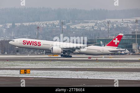 Swiss International Airlines eine Boeing 777-3DEER von Swiss International Airlines startete von Startbahn 28 des in winterlicher Landschaft liegenden Flughafen Zürich. Registrierung HB-JNE. Zürich, Schweiz, 18.12.2022 *** Swiss International Airlines Eine Boeing 777 3DEER der Swiss International Airlines startet von der Start- und Landebahn 28 des Flughafens Zürich Registrierung HB JNE Zürich, Schweiz, 18 12 2022 in der Winterlandschaft Credit: Imago/Alamy Live News Stockfoto