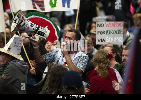 SCHIPHOL - Demonstranten halten einen Sit-in auf dem Schiphol Plaza ab, eine Form des Protestes, bei dem Demonstranten massenhaft auf dem Boden sitzen. Der Protest wurde von einer Aktionsgruppe organisiert, um Solidarität mit Gaza zu zeigen. ANP JEROEN JUMELET niederlande Out - belgien Out Stockfoto