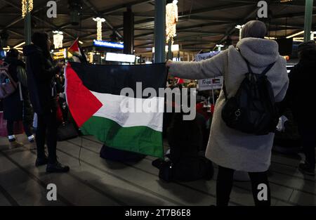 SCHIPHOL - Demonstranten halten einen Sit-in auf dem Schiphol Plaza ab, eine Form des Protestes, bei dem Demonstranten massenhaft auf dem Boden sitzen. Der Protest wurde von einer Aktionsgruppe organisiert, um Solidarität mit Gaza zu zeigen. ANP JEROEN JUMELET niederlande Out - belgien Out Stockfoto