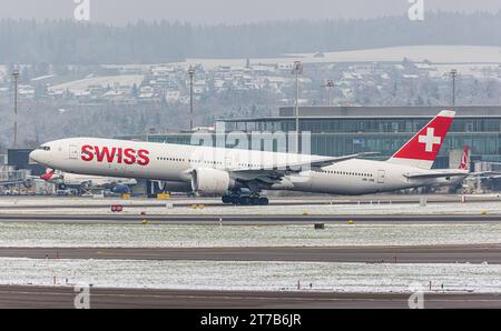 Swiss International Airlines eine Boeing 777-3DEER von Swiss International Airlines startete von Startbahn 28 des in winterlicher Landschaft liegenden Flughafen Zürich. Registrierung HB-JNE. Zürich, Schweiz, 18.12.2022 *** Swiss International Airlines Eine Boeing 777 3DEER der Swiss International Airlines startet von der Start- und Landebahn 28 des Flughafens Zürich Registrierung HB JNE Zürich, Schweiz, 18 12 2022 in der Winterlandschaft Credit: Imago/Alamy Live News Stockfoto