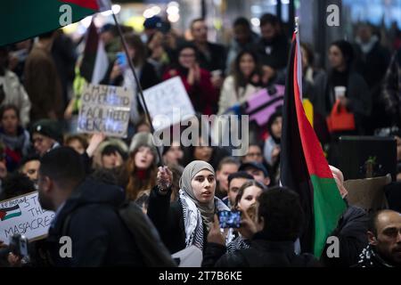 SCHIPHOL - Demonstranten halten einen Sit-in auf dem Schiphol Plaza ab, eine Form des Protestes, bei dem Demonstranten massenhaft auf dem Boden sitzen. Der Protest wurde von einer Aktionsgruppe organisiert, um Solidarität mit Gaza zu zeigen. ANP JEROEN JUMELET niederlande Out - belgien Out Stockfoto