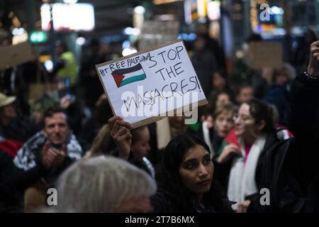 SCHIPHOL - Demonstranten halten einen Sit-in auf dem Schiphol Plaza ab, eine Form des Protestes, bei dem Demonstranten massenhaft auf dem Boden sitzen. Der Protest wurde von einer Aktionsgruppe organisiert, um Solidarität mit Gaza zu zeigen. ANP JEROEN JUMELET niederlande Out - belgien Out Stockfoto