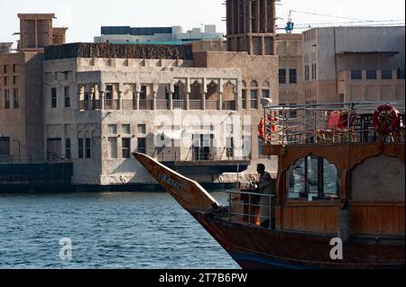 Dubai, Vereinigte Arabische Emirate. Juli 2019 traditionelle Holzdau und alte arabische Häuser am Dubai Creek, Deira, Vereinigte Arabische Emirate, Naher Osten. Stockfoto