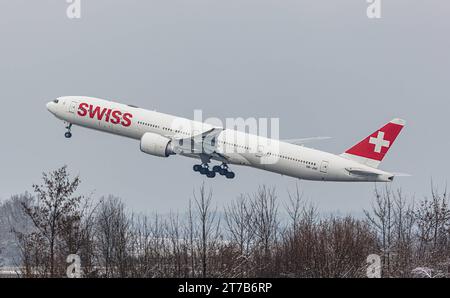 Swiss International Airlines eine Boeing 777-3DEER von Swiss International Airlines startete von Startbahn 28 des in winterlicher Landschaft liegenden Flughafen Zürich. Registrierung HB-JNE. Zürich, Schweiz, 18.12.2022 *** Swiss International Airlines Eine Boeing 777 3DEER der Swiss International Airlines startet von der Start- und Landebahn 28 des Flughafens Zürich Registrierung HB JNE Zürich, Schweiz, 18 12 2022 in der Winterlandschaft Credit: Imago/Alamy Live News Stockfoto