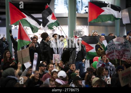 SCHIPHOL - Demonstranten halten einen Sit-in auf dem Schiphol Plaza ab, eine Form des Protestes, bei dem Demonstranten massenhaft auf dem Boden sitzen. Der Protest wurde von einer Aktionsgruppe organisiert, um Solidarität mit Gaza zu zeigen. ANP JEROEN JUMELET niederlande Out - belgien Out Stockfoto