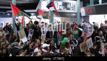 SCHIPHOL - Demonstranten halten einen Sit-in auf dem Schiphol Plaza ab, eine Form des Protestes, bei dem Demonstranten massenhaft auf dem Boden sitzen. Der Protest wurde von einer Aktionsgruppe organisiert, um Solidarität mit Gaza zu zeigen. ANP JEROEN JUMELET niederlande Out - belgien Out Stockfoto