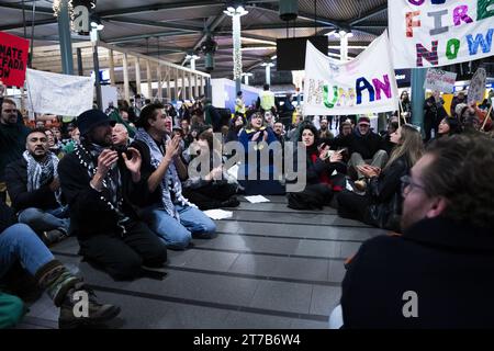 SCHIPHOL - Demonstranten halten einen Sit-in auf dem Schiphol Plaza ab, eine Form des Protestes, bei dem Demonstranten massenhaft auf dem Boden sitzen. Der Protest wurde von einer Aktionsgruppe organisiert, um Solidarität mit Gaza zu zeigen. ANP JEROEN JUMELET niederlande Out - belgien Out Stockfoto