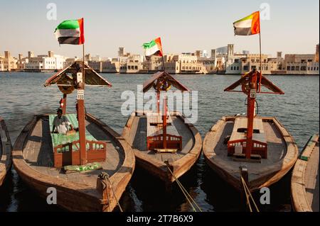 Dubai, Vereinigte Arabische Emirate. Juli 2019 traditionelle lokale Wassertaxis, die im Hafen von Dubai Creek, Deira, Vereinigte Arabische Emirate, vor Anker gebracht werden Stockfoto