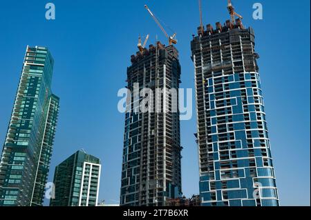 Dubai, Vereinigte Arabische Emirate. 2. Juli 2019 Moderne Hochhaus-Apartmentkomplex Gebäude im Bau an der Küste, Dubai, Vereinigte Arabische Emira Stockfoto