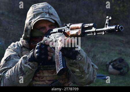 Der ukrainische Infanterist trainiert mit einem Militärlehrer, um die Kampfkünste in Zaporischzhia zu verbessern. Die ukrainische Regierung sucht nach Wegen, um ihr Volk für den Militärdienst angenehmer zu machen. Das Ministerium für digitale Transformation hat ein Pilotprojekt zur intelligenten Mobilisierung entwickelt, das es den Ukrainern ermöglicht, selbst nach militärischen Rollen zu suchen. Nach Angaben des Verteidigungsministeriums wird die Ukraine einen auf Menschen ausgerichteten Ansatz anwenden, um ein wirksames System für die Rekrutierung von professionellem und motiviertem Personal für die Streitkräfte zu entwickeln. Das ministerium versprach auch dem Militär eine effiziente und tr Stockfoto