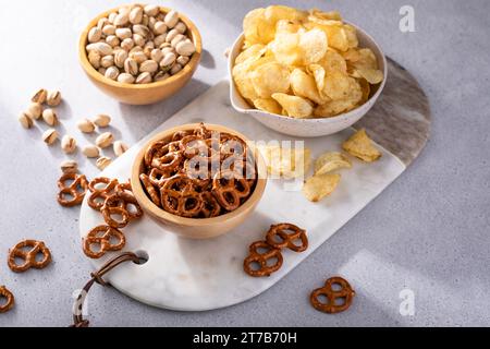 Salzige Snacks, die mit Bier angeboten werden Stockfoto