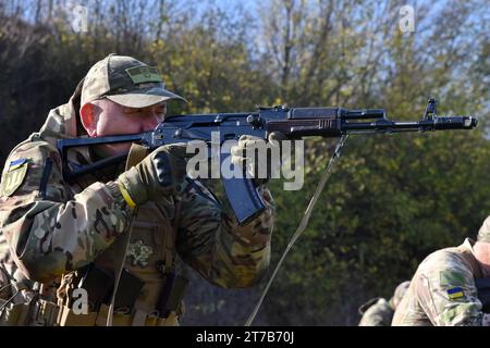 Der ukrainische Infanterist trainiert mit einem Militärlehrer, um die Kampfkünste in Zaporischzhia zu verbessern. Die ukrainische Regierung sucht nach Wegen, um ihr Volk für den Militärdienst angenehmer zu machen. Das Ministerium für digitale Transformation hat ein Pilotprojekt zur intelligenten Mobilisierung entwickelt, das es den Ukrainern ermöglicht, selbst nach militärischen Rollen zu suchen. Nach Angaben des Verteidigungsministeriums wird die Ukraine einen auf Menschen ausgerichteten Ansatz anwenden, um ein wirksames System für die Rekrutierung von professionellem und motiviertem Personal für die Streitkräfte zu entwickeln. Das ministerium versprach auch dem Militär eine effiziente und tr Stockfoto