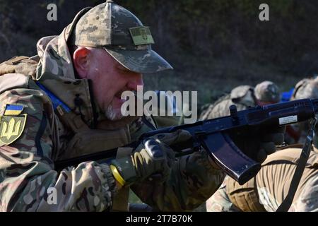 Der ukrainische Infanterist trainiert mit einem Militärlehrer, um die Kampfkünste in Zaporischzhia zu verbessern. Die ukrainische Regierung sucht nach Wegen, um ihr Volk für den Militärdienst angenehmer zu machen. Das Ministerium für digitale Transformation hat ein Pilotprojekt zur intelligenten Mobilisierung entwickelt, das es den Ukrainern ermöglicht, selbst nach militärischen Rollen zu suchen. Nach Angaben des Verteidigungsministeriums wird die Ukraine einen auf Menschen ausgerichteten Ansatz anwenden, um ein wirksames System für die Rekrutierung von professionellem und motiviertem Personal für die Streitkräfte zu entwickeln. Das ministerium versprach auch dem Militär eine effiziente und tr Stockfoto