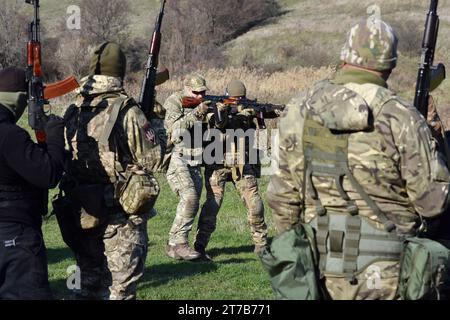 Ukrainische Militärlehrer (Zentrum) werden während der Meisterklasse für ukrainische Infanteristen gesehen, um ihre Kampfkünste in Zaporischschschi zu verbessern. Die ukrainische Regierung sucht nach Wegen, um ihr Volk für den Militärdienst angenehmer zu machen. Das Ministerium für digitale Transformation hat ein Pilotprojekt zur intelligenten Mobilisierung entwickelt, das es den Ukrainern ermöglicht, selbst nach militärischen Rollen zu suchen. Nach Angaben des Verteidigungsministeriums wird die Ukraine einen auf Menschen ausgerichteten Ansatz anwenden, um ein wirksames System für die Rekrutierung von professionellem und motiviertem Personal für die Streitkräfte zu entwickeln. Das ministerium ha Stockfoto