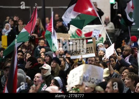 SCHIPHOL - Demonstranten halten einen Sit-in auf dem Schiphol Plaza ab, eine Form des Protestes, bei dem Demonstranten massenhaft auf dem Boden sitzen. Der Protest wurde von einer Aktionsgruppe organisiert, um Solidarität mit Gaza zu zeigen. ANP JEROEN JUMELET niederlande Out - belgien Out Stockfoto