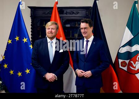 König Willem-Alexander der Niederlande und NRW-Ministerpräsident Hendrik Wüst CDU beim Besuch im Ruhrgebiet. Zusammen mit Ministerpräsident Hendrik Wüst besucht der König Wasserstoff-Projekte in Duisburg und Marl - hier zu sehen bei der Begrüßung im Parkhotel Engelsburg. Recklinghausen, 14.11.2023 NRW Deutschland *** König Willem Alexander von den Niederlanden und NRW Ministerpräsident Hendrik Wüst CDU bei einem Besuch im Ruhrgebiet besucht der König gemeinsam mit Ministerpräsident Hendrik Wüst Wasserstoffprojekte in Duisburg und Marl begrüßt hier Gäste im Parkhotel Engelsburg Recklingh Stockfoto