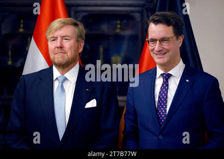 König Willem-Alexander der Niederlande und NRW-Ministerpräsident Hendrik Wüst CDU beim Besuch im Ruhrgebiet. Zusammen mit Ministerpräsident Hendrik Wüst besucht der König Wasserstoff-Projekte in Duisburg und Marl - hier zu sehen bei der Begrüßung im Parkhotel Engelsburg. Recklinghausen, 14.11.2023 NRW Deutschland *** König Willem Alexander von den Niederlanden und NRW Ministerpräsident Hendrik Wüst CDU bei einem Besuch im Ruhrgebiet besucht der König gemeinsam mit Ministerpräsident Hendrik Wüst Wasserstoffprojekte in Duisburg und Marl begrüßt hier Gäste im Parkhotel Engelsburg Recklingh Stockfoto