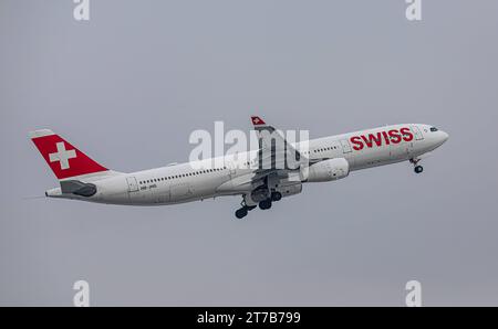 Swiss International Airlines ein Airbus A330-343X von Swiss International Airlines startete von Startbahn 16 des Flughafen Zürich. Registrierung HB-JHG. Zürich, Schweiz, 18.12.2022 *** Swiss International Airlines ein Airbus A330 343X von Swiss International Airlines startet von Start- und Landebahn 16 des Flughafens Zürich, HB JHG Zürich, Schweiz, 18 12 2022 Credit: Imago/Alamy Live News Stockfoto