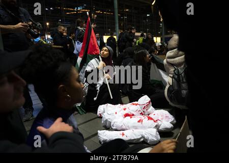 SCHIPHOL - Demonstranten halten einen Sit-in auf dem Schiphol Plaza ab, eine Form des Protestes, bei dem Demonstranten massenhaft auf dem Boden sitzen. Der Protest wurde von einer Aktionsgruppe organisiert, um Solidarität mit Gaza zu zeigen. ANP JEROEN JUMELET niederlande Out - belgien Out Stockfoto