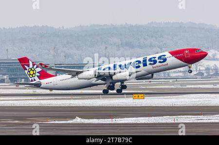 Edelweiss Air ein Airbus A340-313X von Edelweiss Air startete von Startbahn 16 des Flughafen Zürich. Registrierung HB-JME. Zürich, Schweiz, 18.12.2022 *** Edelweiss Air an Edelweiss Air Airbus A340 313X startet von der Start- und Landebahn 16 am Flughafen Zürich Registrierung HB JME Zürich, Schweiz, 18 12 2022 Credit: Imago/Alamy Live News Stockfoto