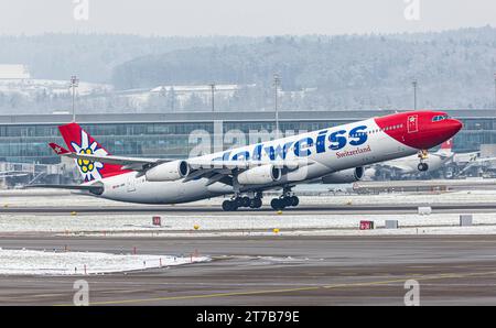 Edelweiss Air ein Airbus A340-313X von Edelweiss Air startete von Startbahn 16 des Flughafen Zürich. Registrierung HB-JME. Zürich, Schweiz, 18.12.2022 *** Edelweiss Air an Edelweiss Air Airbus A340 313X startet von der Start- und Landebahn 16 am Flughafen Zürich Registrierung HB JME Zürich, Schweiz, 18 12 2022 Credit: Imago/Alamy Live News Stockfoto