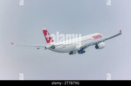 Swiss International Airlines ein Airbus A330-343X von Swiss International Airlines startete von Startbahn 16 des Flughafen Zürich. Registrierung HB-JHG. Zürich, Schweiz, 18.12.2022 *** Swiss International Airlines ein Airbus A330 343X von Swiss International Airlines startet von Start- und Landebahn 16 des Flughafens Zürich, HB JHG Zürich, Schweiz, 18 12 2022 Credit: Imago/Alamy Live News Stockfoto