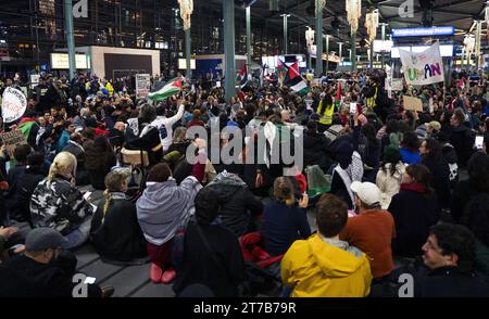 SCHIPHOL - Demonstranten halten einen Sit-in auf dem Schiphol Plaza ab, eine Form des Protestes, bei dem Demonstranten massenhaft auf dem Boden sitzen. Der Protest wurde von einer Aktionsgruppe organisiert, um Solidarität mit Gaza zu zeigen. ANP JEROEN JUMELET niederlande Out - belgien Out Stockfoto