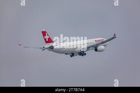 Swiss International Airlines ein Airbus A330-343X von Swiss International Airlines startete von Startbahn 16 des Flughafen Zürich. Registrierung HB-JHG. Zürich, Schweiz, 18.12.2022 *** Swiss International Airlines ein Airbus A330 343X von Swiss International Airlines startet von Start- und Landebahn 16 des Flughafens Zürich, HB JHG Zürich, Schweiz, 18 12 2022 Credit: Imago/Alamy Live News Stockfoto