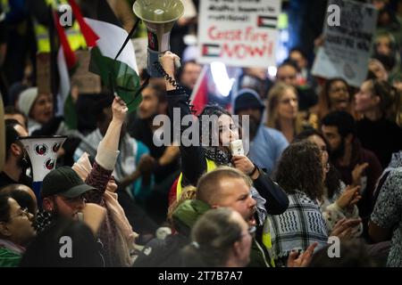 SCHIPHOL - Demonstranten halten einen Sit-in auf dem Schiphol Plaza ab, eine Form des Protestes, bei dem Demonstranten massenhaft auf dem Boden sitzen. Der Protest wurde von einer Aktionsgruppe organisiert, um Solidarität mit Gaza zu zeigen. ANP JEROEN JUMELET niederlande Out - belgien Out Stockfoto