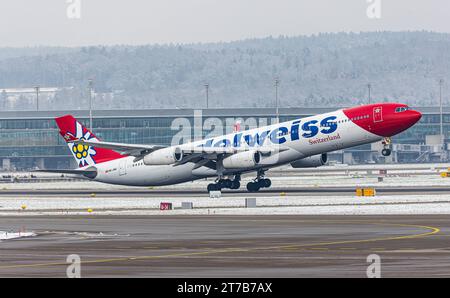 Edelweiss Air ein Airbus A340-313X von Edelweiss Air startete von Startbahn 16 des Flughafen Zürich. Registrierung HB-JME. Zürich, Schweiz, 18.12.2022 *** Edelweiss Air an Edelweiss Air Airbus A340 313X startet von der Start- und Landebahn 16 am Flughafen Zürich Registrierung HB JME Zürich, Schweiz, 18 12 2022 Credit: Imago/Alamy Live News Stockfoto