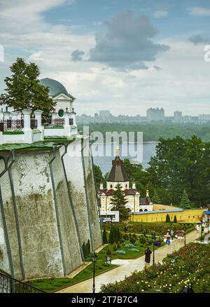 Steigen Sie in der Nähe der Höhlen von Kiew-Petschersk Lavra ab. Stockfoto