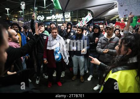 SCHIPHOL - Demonstranten halten einen Sit-in auf dem Schiphol Plaza ab, eine Form des Protestes, bei dem Demonstranten massenhaft auf dem Boden sitzen. Der Protest wurde von einer Aktionsgruppe organisiert, um Solidarität mit Gaza zu zeigen. ANP JEROEN JUMELET niederlande Out - belgien Out Stockfoto