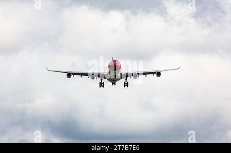 Edelweiss Air ein Airbus A340-343X von Edelweiss Air ist im Landeanflug auf die Piste 28 des Flughafens Zürich. Registrierung HB-JMD. Zürich, Schweiz, 02.10.2022 *** Edelweiss Air an Edelweiss Air Airbus A340 343X nähert sich der Start- und Landebahn 28 am Flughafen Zürich Registrierung HB JMD Zürich, Schweiz, 02 10 2022 Credit: Imago/Alamy Live News Stockfoto