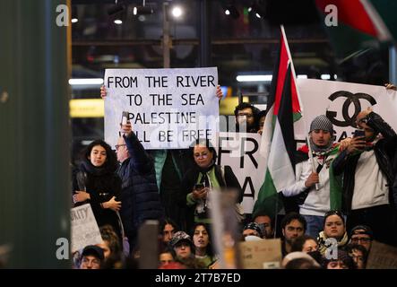 SCHIPHOL - Demonstranten halten einen Sit-in auf dem Schiphol Plaza ab, eine Form des Protestes, bei dem Demonstranten massenhaft auf dem Boden sitzen. Der Protest wurde von einer Aktionsgruppe organisiert, um Solidarität mit Gaza zu zeigen. ANP JEROEN JUMELET niederlande Out - belgien Out Stockfoto