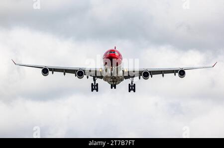 Edelweiss Air ein Airbus A340-343X von Edelweiss Air ist im Landeanflug auf die Piste 28 des Flughafens Zürich. Registrierung HB-JMD. Zürich, Schweiz, 02.10.2022 *** Edelweiss Air an Edelweiss Air Airbus A340 343X nähert sich der Start- und Landebahn 28 am Flughafen Zürich Registrierung HB JMD Zürich, Schweiz, 02 10 2022 Credit: Imago/Alamy Live News Stockfoto