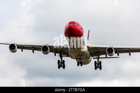 Edelweiss Air ein Airbus A340-343X von Edelweiss Air ist im Landeanflug auf die Piste 28 des Flughafens Zürich. Registrierung HB-JMD. Zürich, Schweiz, 02.10.2022 *** Edelweiss Air an Edelweiss Air Airbus A340 343X nähert sich der Start- und Landebahn 28 am Flughafen Zürich Registrierung HB JMD Zürich, Schweiz, 02 10 2022 Credit: Imago/Alamy Live News Stockfoto