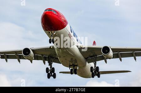 Edelweiss Air ein Airbus A340-343X von Edelweiss Air ist im Landeanflug auf die Piste 28 des Flughafens Zürich. Registrierung HB-JMD. Zürich, Schweiz, 02.10.2022 *** Edelweiss Air an Edelweiss Air Airbus A340 343X nähert sich der Start- und Landebahn 28 am Flughafen Zürich Registrierung HB JMD Zürich, Schweiz, 02 10 2022 Credit: Imago/Alamy Live News Stockfoto