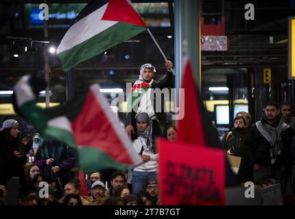 SCHIPHOL - Demonstranten halten einen Sit-in auf dem Schiphol Plaza ab, eine Form des Protestes, bei dem Demonstranten massenhaft auf dem Boden sitzen. Der Protest wurde von einer Aktionsgruppe organisiert, um Solidarität mit Gaza zu zeigen. ANP JEROEN JUMELET niederlande Out - belgien Out Stockfoto