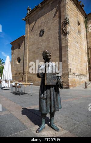 Europa, Spanien, Extremadura, Caceres, das Denkmal für Leoncia Gómez (Monumento a Leoncia Gómez), die hier Zeitungen verkaufte Stockfoto