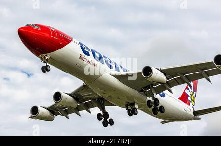 Edelweiss Air ein Airbus A340-343X von Edelweiss Air ist im Landeanflug auf die Piste 28 des Flughafens Zürich. Registrierung HB-JMD. Zürich, Schweiz, 02.10.2022 *** Edelweiss Air an Edelweiss Air Airbus A340 343X nähert sich der Start- und Landebahn 28 am Flughafen Zürich Registrierung HB JMD Zürich, Schweiz, 02 10 2022 Credit: Imago/Alamy Live News Stockfoto