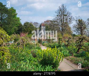 Blick über den ummauerten Garten in Richtung All Saints Church in Hinton Ampner, Alresford, Hampshire, England, Großbritannien Stockfoto