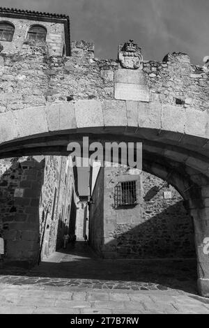 Europa, Spanien, Extremadura, Cáceres, der Arco de la Estrella (Bogengang der Estrella) Eingang zur ummauerten Stadt Stockfoto