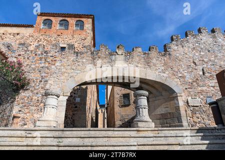 Europa, Spanien, Extremadura, Cáceres, der Arco de la Estrella (Bogengang der Estrella) Eingang zur Altstadt Stockfoto