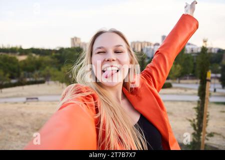Junge blonde Hipster-Frau, Selfie machen, Zunge zeigen, lustiges Gesicht, Stockfoto