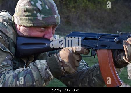 Zaporischzhia, Ukraine. November 2023. Der ukrainische Infanterist trainiert mit einem Militärlehrer, um die Kampfkünste in Zaporischzhia zu verbessern. Die ukrainische Regierung sucht nach Wegen, um ihr Volk für den Militärdienst angenehmer zu machen. Das Ministerium für digitale Transformation hat ein Pilotprojekt zur intelligenten Mobilisierung entwickelt, das es den Ukrainern ermöglicht, selbst nach militärischen Rollen zu suchen. Nach Angaben des Verteidigungsministeriums wird die Ukraine einen auf Menschen ausgerichteten Ansatz anwenden, um ein wirksames System für die Rekrutierung von professionellem und motiviertem Personal für die Streitkräfte zu entwickeln. Das ministerium hat es auch getan Stockfoto