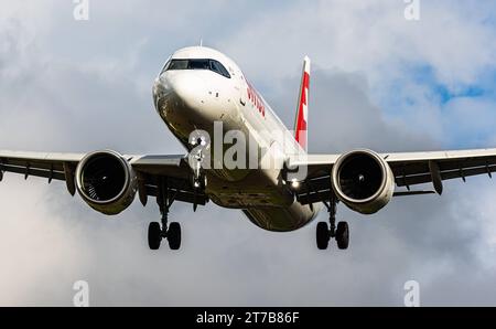 Swiss International Airlines ein Airbus A321-271NX von Swiss International Airlines befindet sich im Landeanflug auf den Flughafen Zürich. Der Airbus A321neo trägt die Registrierung HB-JPB. Es ist eines der neusten Flugzeuge in der Flotte der Lufthansa Tochtergesellschaft. Zürich, Schweiz, 02.10.2022 *** Swiss International Airlines ein Airbus A321 271NX von Swiss International Airlines nähert sich dem Flughafen Zürich an der Airbus A321neo trägt die Zulassung HB JPB es ist eines der neuesten Flugzeuge der Lufthansa-Tochter Zürich, Schweiz, 02 10 2022 Stockfoto