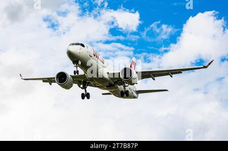 Swiss International Airlines ein Airbus A220-300 von Swiss International Airlines befindet sich im Landeanflug auf der Piste 28 des Flughafens Zürich. Registrierung HB-JCU. Zürich, Schweiz, 02.10.2022 *** Swiss International Airlines ein Airbus A220 300 der Swiss International Airlines nähert sich der Start- und Landebahn 28 am Flughafen Zürich Registrierung HB JCU Zürich, Schweiz, 02 10 2022 Credit: Imago/Alamy Live News Stockfoto