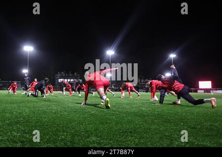 Horsham, Großbritannien. November 2023. Barnsley Spieler, die sich während des Emirates FA Cup Matches Horsham FC gegen Barnsley im Camping World Community Stadium, Horsham, Vereinigtes Königreich, am 14. November 2023 (Foto: Mark Cosgrove/News Images) in Horsham, Vereinigtes Königreich, am 14. November 2023 auf dem Laufenden halten. (Foto: Mark Cosgrove/News Images/SIPA USA) Credit: SIPA USA/Alamy Live News Stockfoto