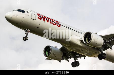 Swiss International Airlines ein Airbus A321-271NX von Swiss International Airlines befindet sich im Landeanflug auf den Flughafen Zürich. Der Airbus A321neo trägt die Registrierung HB-JPB. Es ist eines der neusten Flugzeuge in der Flotte der Lufthansa Tochtergesellschaft. Zürich, Schweiz, 02.10.2022 *** Swiss International Airlines ein Airbus A321 271NX von Swiss International Airlines nähert sich dem Flughafen Zürich an der Airbus A321neo trägt die Zulassung HB JPB es ist eines der neuesten Flugzeuge der Lufthansa-Tochter Zürich, Schweiz, 02 10 2022 Stockfoto